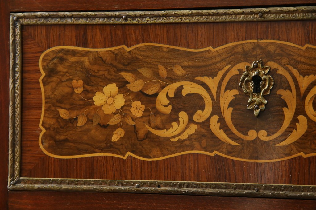 ヨーロッパヴィンテージ　高級品　マリネール　装飾が美しいスペイン製の縦型チェスト　定価約70万円相当　(R-053486)