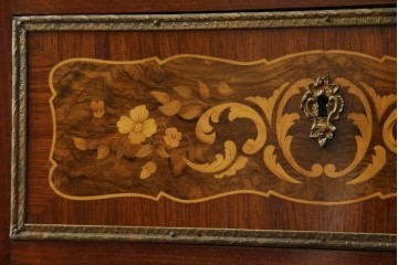 ヨーロッパヴィンテージ　高級品　マリネール　装飾が美しいスペイン製の縦型チェスト　定価約70万円相当　(R-053486)