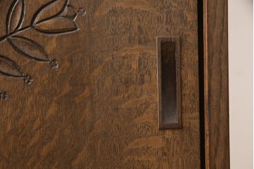 和製ビンテージ　神戸洋家具　ナラ材　草花の彫刻や透かし彫りが可憐さを演出するウォールラック(壁掛け収納棚、戸棚、ヴィンテージ)(R-053487)
