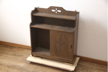 和製ビンテージ　神戸洋家具　ナラ材　草花の彫刻や透かし彫りが可憐さを演出するウォールラック(壁掛け収納棚、戸棚、ヴィンテージ)(R-053487)