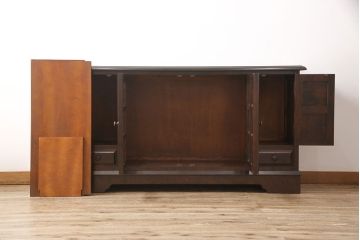 中古　北海道民芸家具　クラシカルな雰囲気が魅力!落ち着きのある空間づくりにおすすめのサイドボード(キャビネット、収納棚、リビングボード)(R-053488)