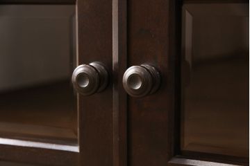 中古　北海道民芸家具　クラシカルな雰囲気が魅力!落ち着きのある空間づくりにおすすめのサイドボード(キャビネット、収納棚、リビングボード)(R-053488)