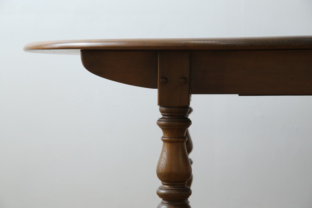 イギリスビンテージ　美品　ERCOL(アーコール)　ニレ材　クラシカルな雰囲気漂うドローリーフテーブル　(R-053490)