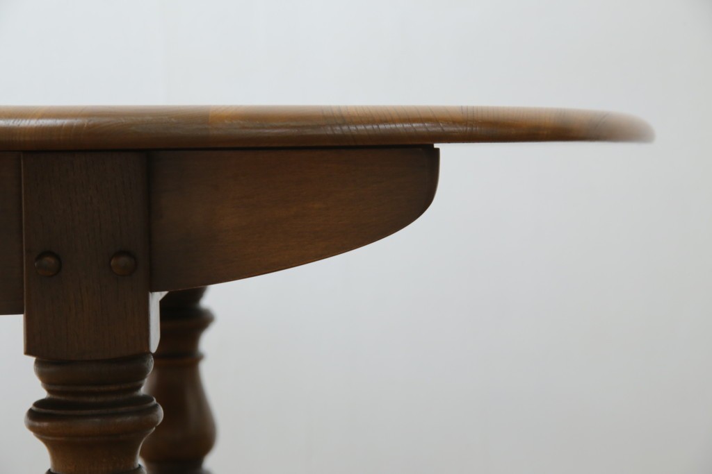 イギリスビンテージ　美品　ERCOL(アーコール)　ニレ材　クラシカルな雰囲気漂うドローリーフテーブル　(R-053490)