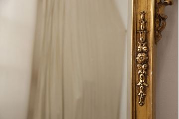 中古　極美品　イタリア超高級輸入家具　ロココ様式　大振りなサイズとゴールドの彫刻(木彫り)が存在感抜群なウォールミラー(定価約100万円)(壁掛け鏡、姿見)(R-053498)