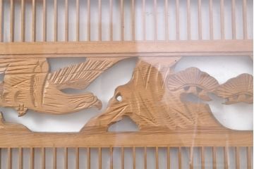 和製ビンテージ　片面ガラス入り　松と鷹の彫刻が見事な欄間(ランマ)2枚セット(明かり取り、明り取り、らんま、ヴィンテージ)(R-053506)