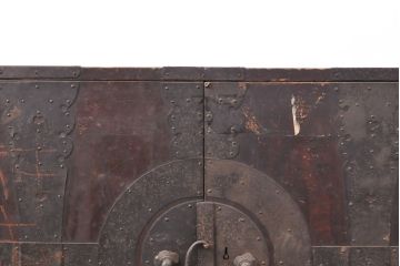和製アンティーク　ヒノキ材(檜)　歴史を感じさせる十字金具が趣溢れる観音開きの時代箪笥(テレビ台、和たんす、ローボード、ローチェスト、引き出し)(R-053513)