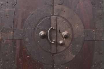 和製アンティーク　ヒノキ材(檜)　歴史を感じさせる十字金具が趣溢れる観音開きの時代箪笥(テレビ台、和たんす、ローボード、ローチェスト、引き出し)(R-053513)