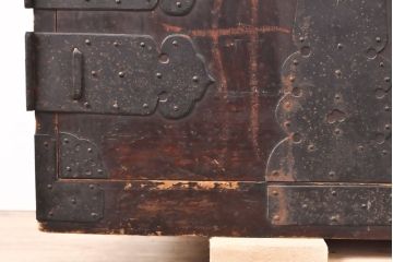 和製アンティーク　ヒノキ材(檜)　歴史を感じさせる十字金具が趣溢れる観音開きの時代箪笥(テレビ台、和たんす、ローボード、ローチェスト、引き出し)(R-053513)