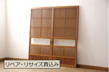 アンティーク建具　昭和中期　腰板ケヤキ材　欅の杢目と黄味がかった明るい色合いが魅力の裏ガラス入り格子戸2枚セット(引き戸、帯ガラス戸)(R-053519)