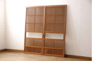 アンティーク建具　昭和中期　腰板ケヤキ材　欅の杢目と黄味がかった明るい色合いが魅力の裏ガラス入り格子戸2枚セット(引き戸、帯ガラス戸)(R-053519)