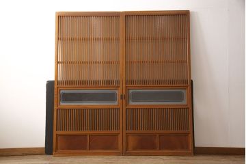 アンティーク建具　昭和中期　腰板ケヤキ材　欅の杢目と黄味がかった明るい色合いが魅力の裏ガラス入り格子戸2枚セット(引き戸、帯ガラス戸)(R-053519)