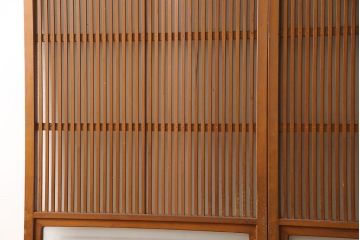 アンティーク建具　昭和中期　腰板ケヤキ材　欅の杢目と黄味がかった明るい色合いが魅力の裏ガラス入り格子戸2枚セット(引き戸、帯ガラス戸)(R-053519)