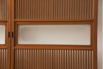 アンティーク建具　昭和中期　腰板ケヤキ材　欅の杢目と黄味がかった明るい色合いが魅力の裏ガラス入り格子戸2枚セット(引き戸、帯ガラス戸)(R-053519)