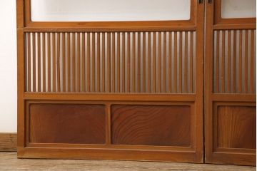 アンティーク建具　昭和中期　腰板ケヤキ材　欅の杢目と黄味がかった明るい色合いが魅力の裏ガラス入り格子戸2枚セット(引き戸、帯ガラス戸)(R-053519)