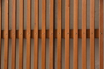 アンティーク建具　昭和中期　腰板ケヤキ材　欅の杢目と黄味がかった明るい色合いが魅力の裏ガラス入り格子戸2枚セット(引き戸、帯ガラス戸)(R-053519)