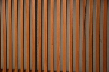 アンティーク建具　昭和中期　腰板ケヤキ材　欅の杢目と黄味がかった明るい色合いが魅力の裏ガラス入り格子戸2枚セット(引き戸、帯ガラス戸)(R-053519)