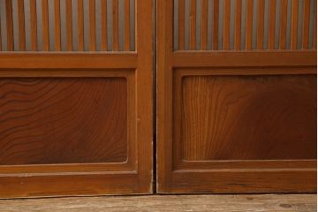 アンティーク建具　昭和中期　腰板ケヤキ材　欅の杢目と黄味がかった明るい色合いが魅力の裏ガラス入り格子戸2枚セット(引き戸、帯ガラス戸)(R-053519)