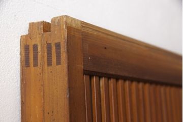 アンティーク建具　昭和中期　腰板ケヤキ材　欅の杢目と黄味がかった明るい色合いが魅力の裏ガラス入り格子戸2枚セット(引き戸、帯ガラス戸)(R-053519)