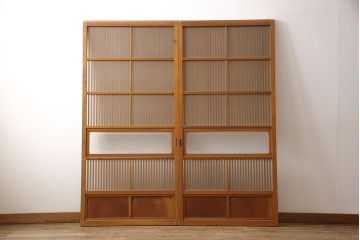 アンティーク建具　昭和中期　腰板ケヤキ材　欅の杢目と黄味がかった明るい色合いが魅力の裏ガラス入り格子戸2枚セット(引き戸、帯ガラス戸)(R-053519)