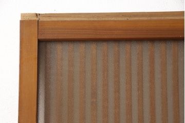 アンティーク建具　昭和中期　腰板ケヤキ材　欅の杢目と黄味がかった明るい色合いが魅力の裏ガラス入り格子戸2枚セット(引き戸、帯ガラス戸)(R-053519)