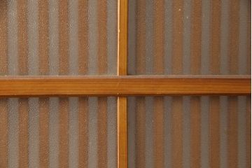 アンティーク建具　昭和中期　腰板ケヤキ材　欅の杢目と黄味がかった明るい色合いが魅力の裏ガラス入り格子戸2枚セット(引き戸、帯ガラス戸)(R-053519)