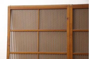 アンティーク建具　昭和中期　腰板ケヤキ材　欅の杢目と黄味がかった明るい色合いが魅力の裏ガラス入り格子戸2枚セット(引き戸、帯ガラス戸)(R-053519)