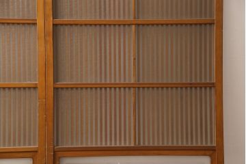 アンティーク建具　昭和中期　腰板ケヤキ材　欅の杢目と黄味がかった明るい色合いが魅力の裏ガラス入り格子戸2枚セット(引き戸、帯ガラス戸)(R-053519)