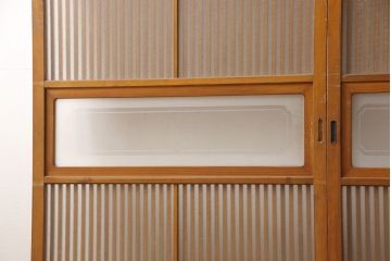 アンティーク建具　昭和中期　腰板ケヤキ材　欅の杢目と黄味がかった明るい色合いが魅力の裏ガラス入り格子戸2枚セット(引き戸、帯ガラス戸)(R-053519)