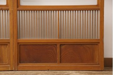 アンティーク建具　昭和中期　腰板ケヤキ材　欅の杢目と黄味がかった明るい色合いが魅力の裏ガラス入り格子戸2枚セット(引き戸、帯ガラス戸)(R-053519)