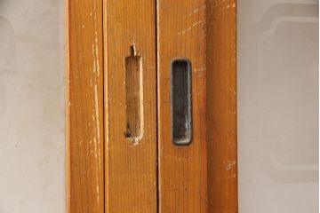 アンティーク建具　昭和中期　腰板ケヤキ材　欅の杢目と黄味がかった明るい色合いが魅力の裏ガラス入り格子戸2枚セット(引き戸、帯ガラス戸)(R-053519)
