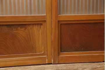 アンティーク建具　昭和中期　腰板ケヤキ材　欅の杢目と黄味がかった明るい色合いが魅力の裏ガラス入り格子戸2枚セット(引き戸、帯ガラス戸)(R-053519)