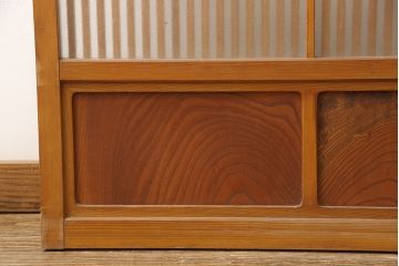 アンティーク建具　昭和中期　腰板ケヤキ材　欅の杢目と黄味がかった明るい色合いが魅力の裏ガラス入り格子戸2枚セット(引き戸、帯ガラス戸)(R-053519)