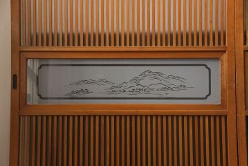 アンティーク建具　昭和中期　腰板ケヤキ材　すりガラスの風情あるデザインと明るい色合いの格子が魅力的な裏ガラス入り格子戸4枚セット(引き戸、帯ガラス戸)(R-053520)