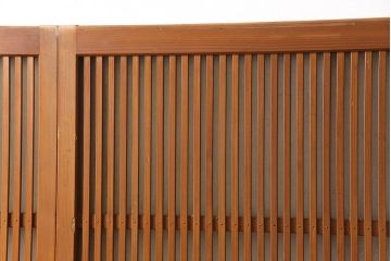 アンティーク建具　昭和中期　腰板ケヤキ材　すりガラスの風情あるデザインと明るい色合いの格子が魅力的な裏ガラス入り格子戸4枚セット(引き戸、帯ガラス戸)(R-053520)