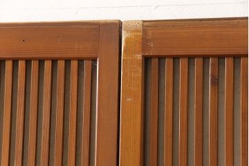 アンティーク建具　昭和中期　腰板ケヤキ材　すりガラスの風情あるデザインと明るい色合いの格子が魅力的な裏ガラス入り格子戸4枚セット(引き戸、帯ガラス戸)(R-053520)