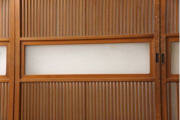 アンティーク建具　昭和中期　腰板ケヤキ材　すりガラスの風情あるデザインと明るい色合いの格子が魅力的な裏ガラス入り格子戸4枚セット(引き戸、帯ガラス戸)(R-053520)