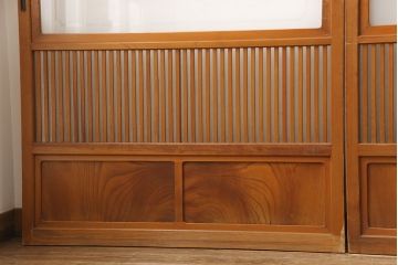 アンティーク建具　昭和中期　腰板ケヤキ材　すりガラスの風情あるデザインと明るい色合いの格子が魅力的な裏ガラス入り格子戸4枚セット(引き戸、帯ガラス戸)(R-053520)