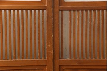 アンティーク建具　昭和中期　腰板ケヤキ材　すりガラスの風情あるデザインと明るい色合いの格子が魅力的な裏ガラス入り格子戸4枚セット(引き戸、帯ガラス戸)(R-053520)