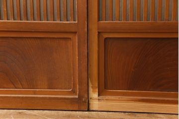 アンティーク建具　昭和中期　腰板ケヤキ材　すりガラスの風情あるデザインと明るい色合いの格子が魅力的な裏ガラス入り格子戸4枚セット(引き戸、帯ガラス戸)(R-053520)