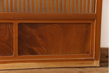 アンティーク建具　昭和中期　腰板ケヤキ材　すりガラスの風情あるデザインと明るい色合いの格子が魅力的な裏ガラス入り格子戸4枚セット(引き戸、帯ガラス戸)(R-053520)