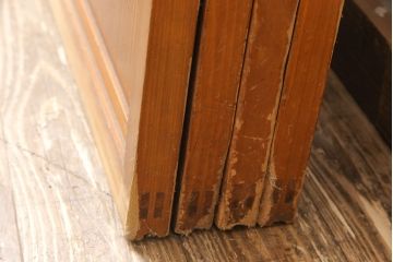 アンティーク建具　昭和中期　腰板ケヤキ材　すりガラスの風情あるデザインと明るい色合いの格子が魅力的な裏ガラス入り格子戸4枚セット(引き戸、帯ガラス戸)(R-053520)