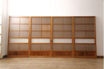 アンティーク建具　昭和中期　腰板ケヤキ材　すりガラスの風情あるデザインと明るい色合いの格子が魅力的な裏ガラス入り格子戸4枚セット(引き戸、帯ガラス戸)(R-053520)