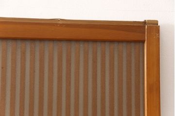 アンティーク建具　昭和中期　腰板ケヤキ材　すりガラスの風情あるデザインと明るい色合いの格子が魅力的な裏ガラス入り格子戸4枚セット(引き戸、帯ガラス戸)(R-053520)