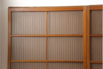 アンティーク建具　昭和中期　腰板ケヤキ材　すりガラスの風情あるデザインと明るい色合いの格子が魅力的な裏ガラス入り格子戸4枚セット(引き戸、帯ガラス戸)(R-053520)