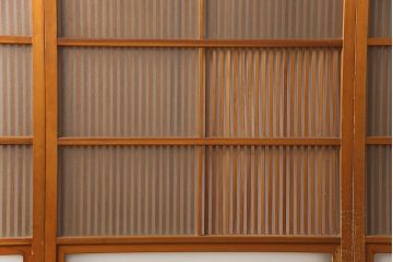 アンティーク建具　昭和中期　腰板ケヤキ材　すりガラスの風情あるデザインと明るい色合いの格子が魅力的な裏ガラス入り格子戸4枚セット(引き戸、帯ガラス戸)(R-053520)