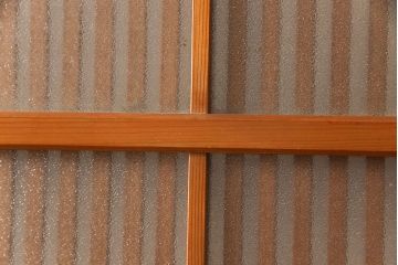 アンティーク建具　昭和中期　腰板ケヤキ材　すりガラスの風情あるデザインと明るい色合いの格子が魅力的な裏ガラス入り格子戸4枚セット(引き戸、帯ガラス戸)(R-053520)