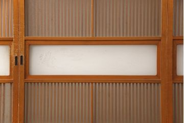 アンティーク建具　昭和中期　腰板ケヤキ材　すりガラスの風情あるデザインと明るい色合いの格子が魅力的な裏ガラス入り格子戸4枚セット(引き戸、帯ガラス戸)(R-053520)