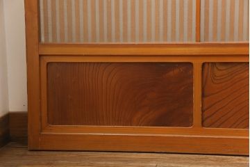 アンティーク建具　昭和中期　腰板ケヤキ材　すりガラスの風情あるデザインと明るい色合いの格子が魅力的な裏ガラス入り格子戸4枚セット(引き戸、帯ガラス戸)(R-053520)