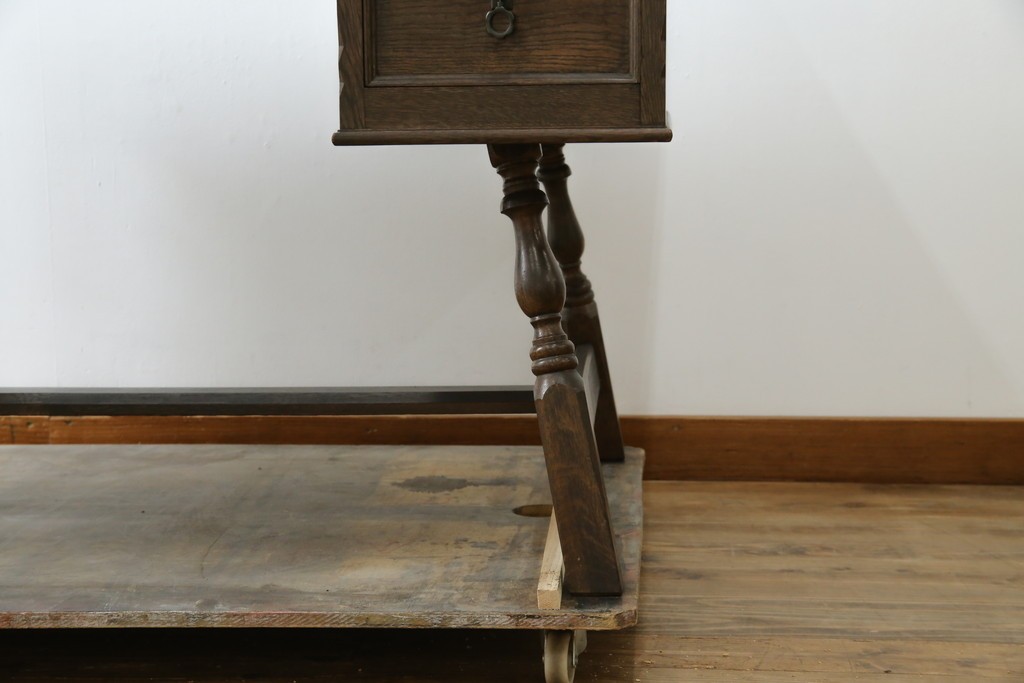 和製ビンテージ　神戸洋家具　永田良介商店　凝ったデザインがお部屋の雰囲気を高める両袖デスク　(R-053524)